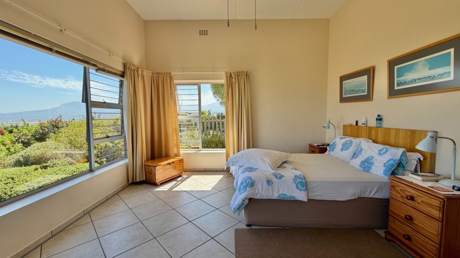 5 Bedroom Property for Sale in Mountainside Western Cape
